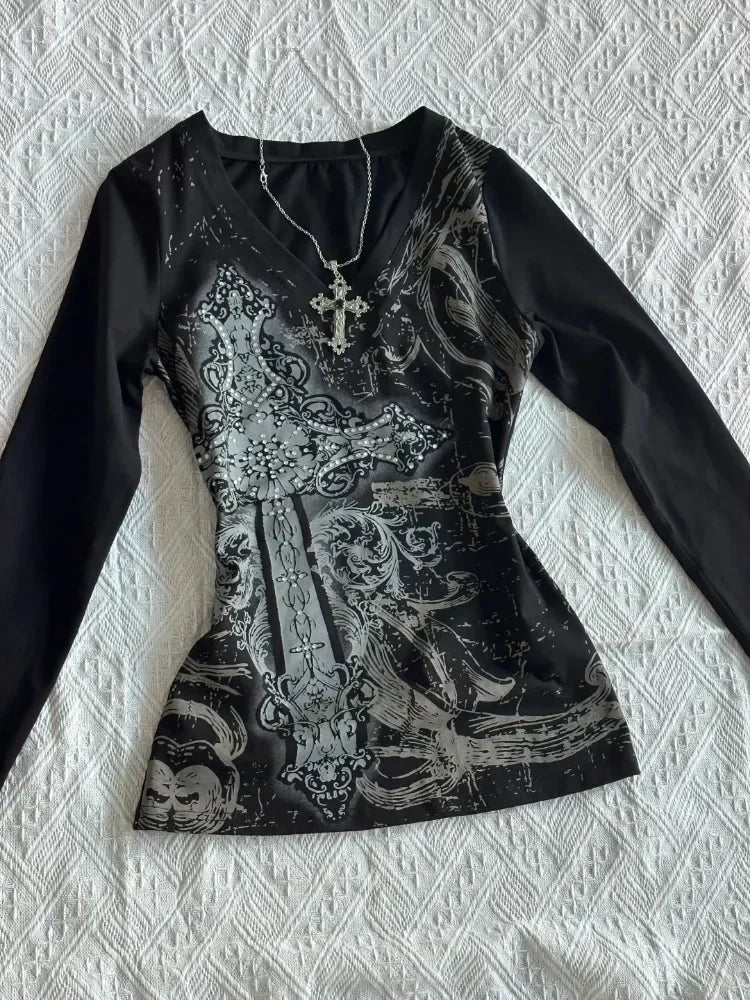Raven Grunge V-Neck Graphic Tee – Vintage Y2K Punk Aesthetic